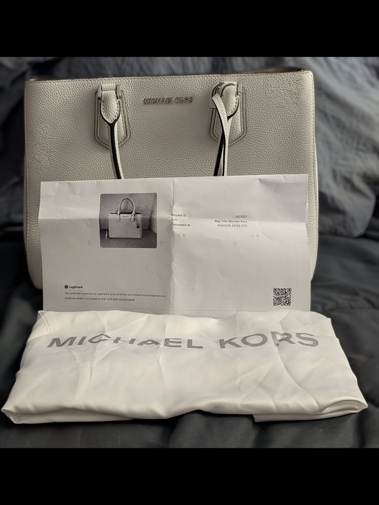 Michael Kors Handbags - Authenticated Michael Kors Leather Tote Bag in Light Gray